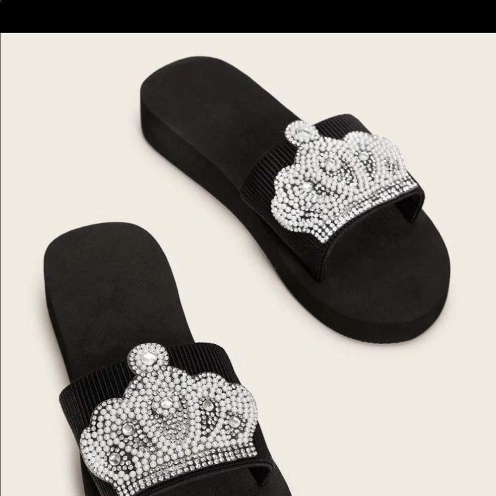 NWT Faux Pearl Crown Sliders